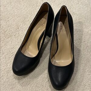 NWT Naturalizer Black Leather Pumps